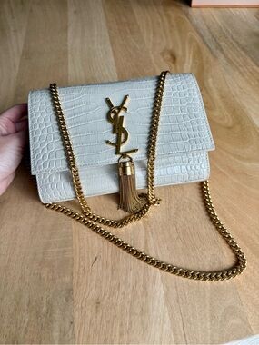 Saint Laurent YSL KATE TASSEL IN CROCODILE-EMBOSSED LEATHER
WHITE